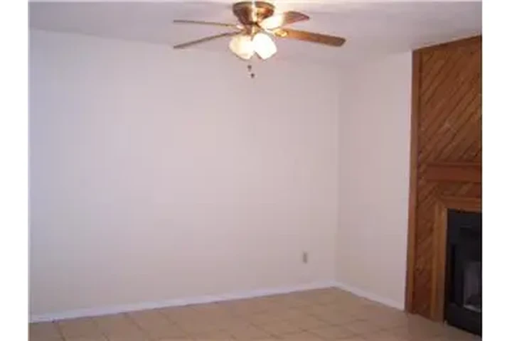 $850 : Rental property with 2 bedro image 2