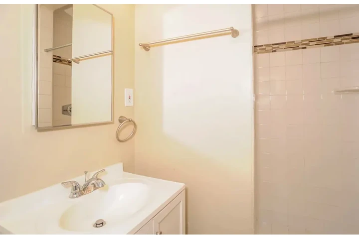 $2100 : 2 Bed 2 Bath Home in Koreatown image 8