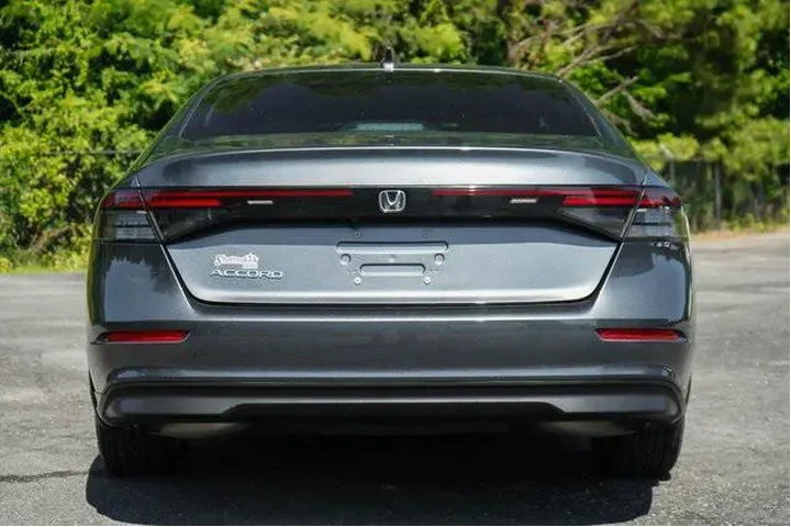 $23865 : Honda Accord 2023 LX 4dr Sed image 9