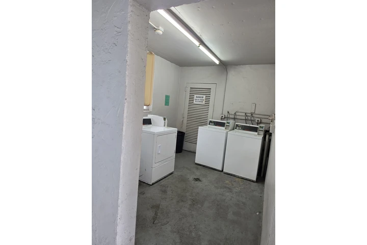 $850 : SE RENTA CUARTO A MUJER SOLA. image 5