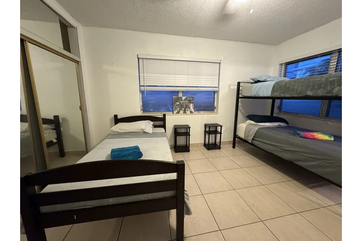 $750 : Hab.para varón de 3 personas image 10