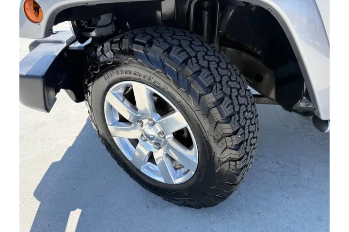 $20999 : 2014 Wrangler Unlimited Sahara image 3