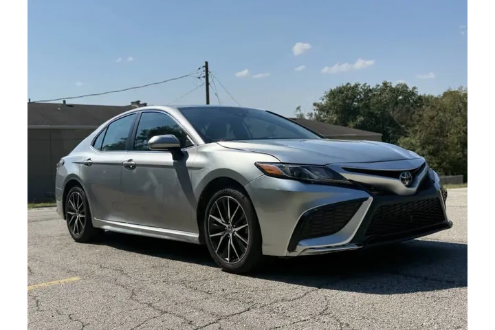 $20999 : 2022 Camry SE image 5