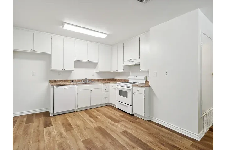 $1000 : Clean 2bd 1ba @ lancaster image 3