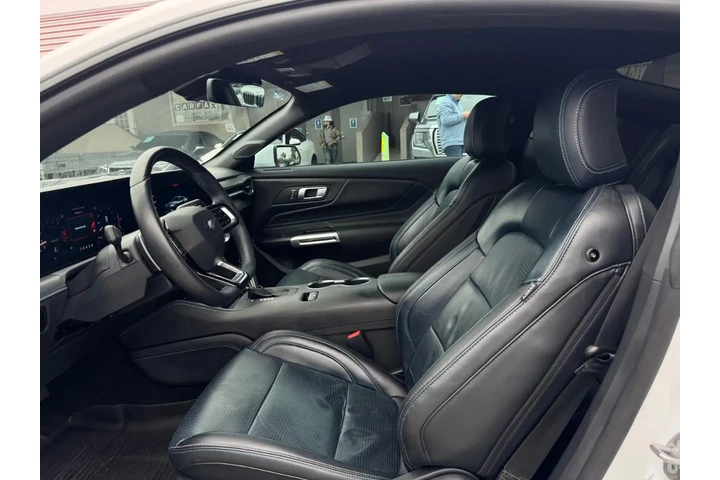 2024 Mustang GT Premium Coupe image 7