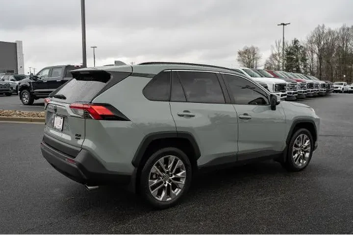 $19877 : Toyota RAV4 2019 AWD XLE Pre image 10