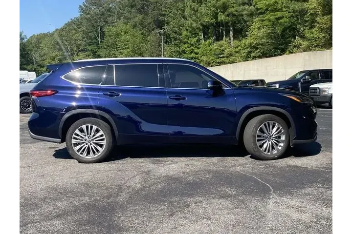 $39931 : Toyota Highlander 2023 LE 4d image 2