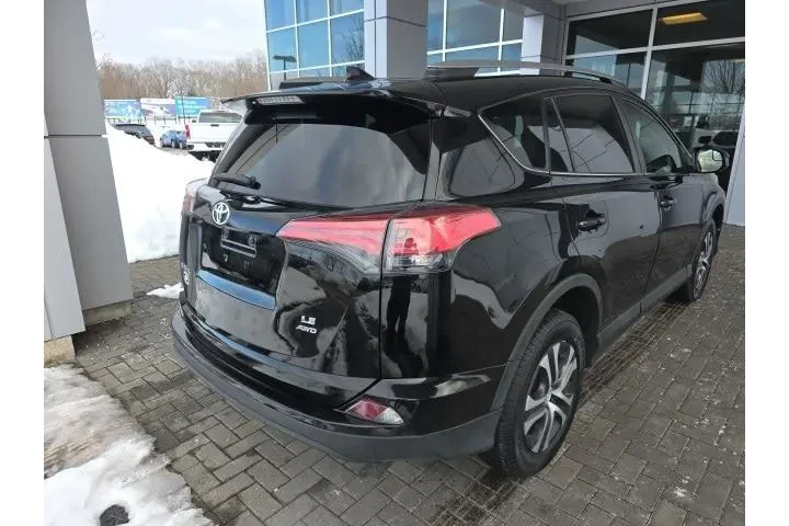 $15999 : Toyota RAV4 2018 AWD LE 4dr image 4