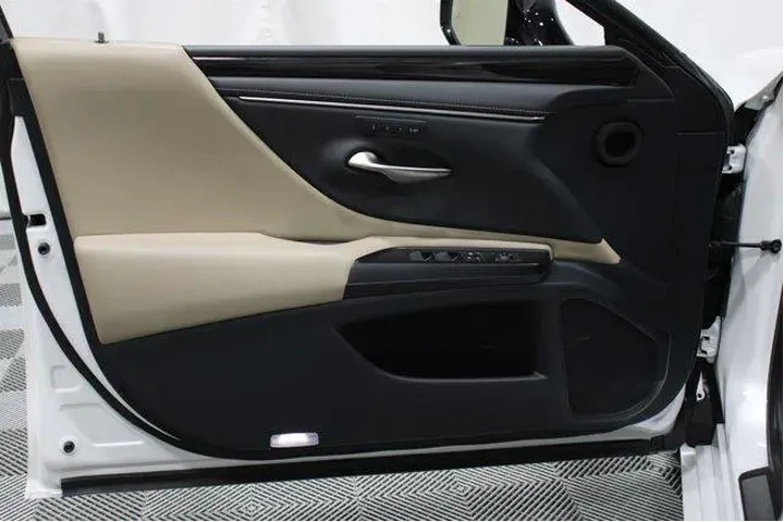 $27984 : Lexus ES 350 2019 F SPORT 4d image 6