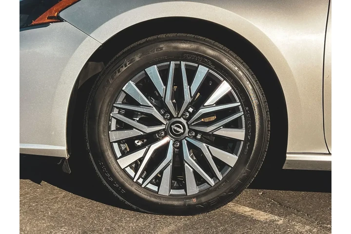 $18836 : Nissan Altima 2024 2.5 SV 4d image 9