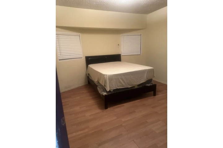 $900 : Se renta cuartos $700 y 900$ image 1