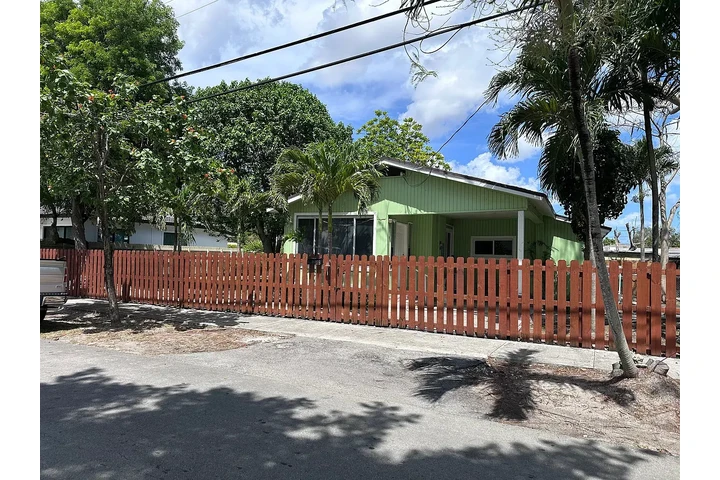 $700 : Nice Home...Coral Gables FL image 1