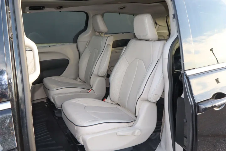 $15649 : 2018 Pacifica Hybrid Limited image 8