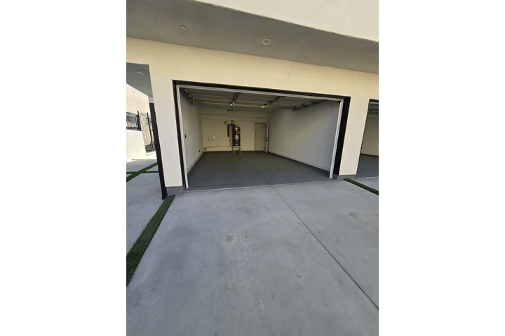 $2600 : New apartment by usc image 6