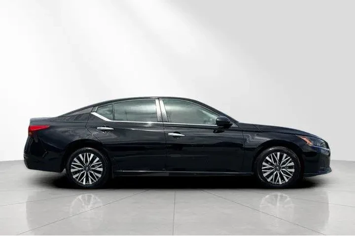 $18382 : Nissan Altima 2024 2.5 SV 4d image 3