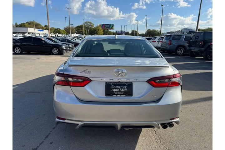 $24980 : 2023 Camry SE 4D image 3