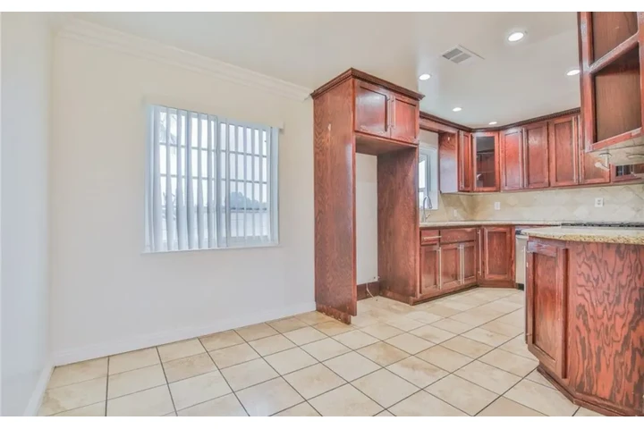 $2500 : 3 Bed Home in Huntington Park image 3