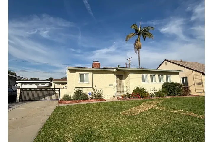 $1995 : Large Front house for rent🍄 image 3