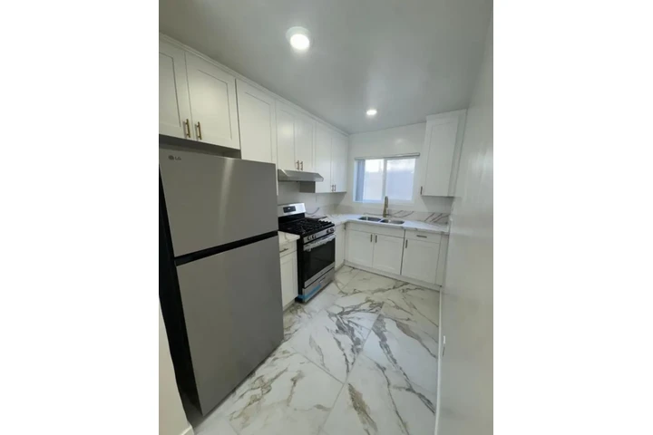 $2000 : 2 Bed apartment In Kenmore Ave image 5