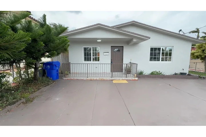 $800 : Nice Home...Miami FL image 1