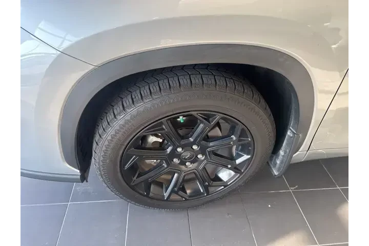 $27793 : Toyota Highlander 2023 LE 4d image 2