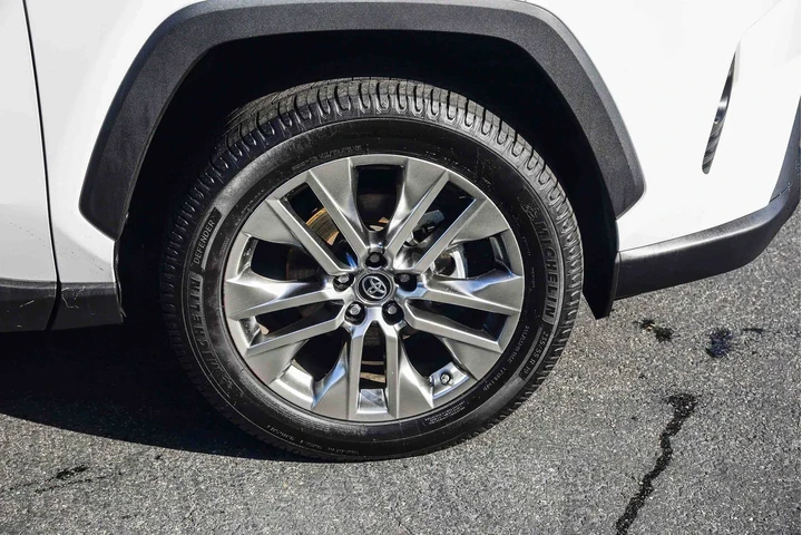 $25945 : Toyota RAV4 2019 XLE Premium image 10