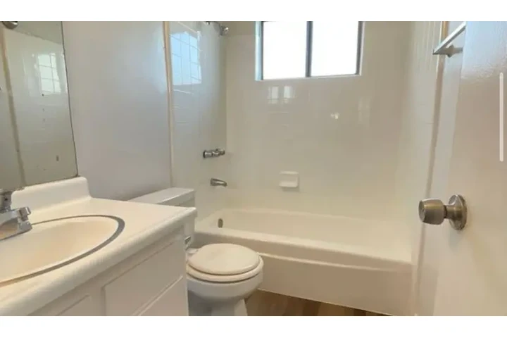 $1950 : 2 bedroom Apt in West Adams image 5