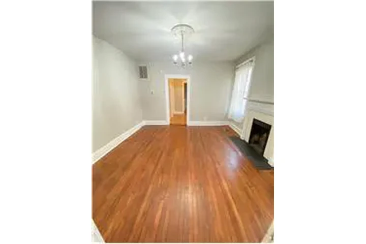 $2000 : Rental property with 2 bedro image 4