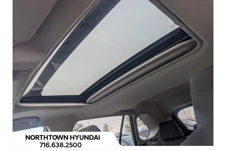 $30900 : Toyota RAV4 2022 AWD XLE 4dr image 9