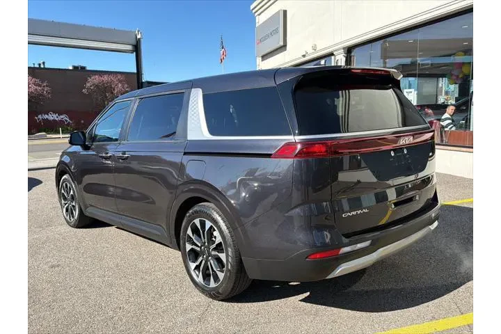 $32990 : Kia Carnival 2023 EX 4dr Min image 4