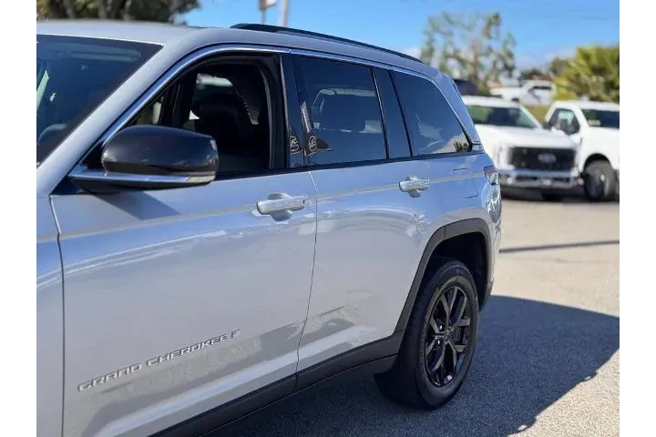 $29751 : Jeep Grand Cherokee 2023 4x4 image 9