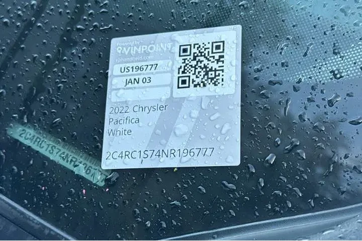 $30400 : Chrysler Pacifica Hybrid 202 image 3