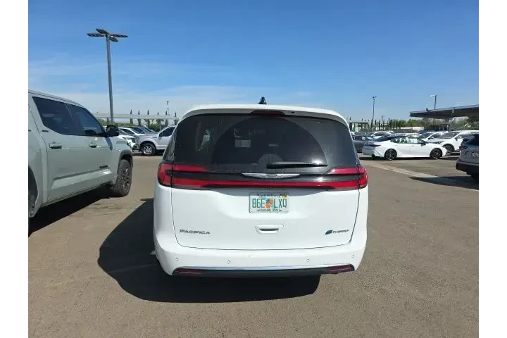 $26400 : Chrysler Pacifica Plug-In Hy image 5