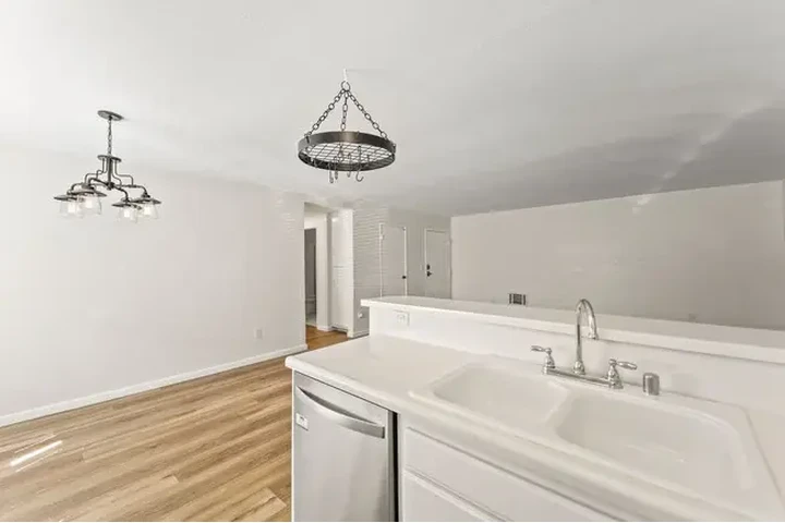 $1070 : Renta Apto 1Hab Premium LA USA image 1