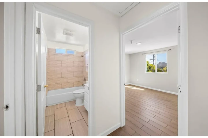 $1950 : 2 Bedroom Apt In Koreatown, LA image 9