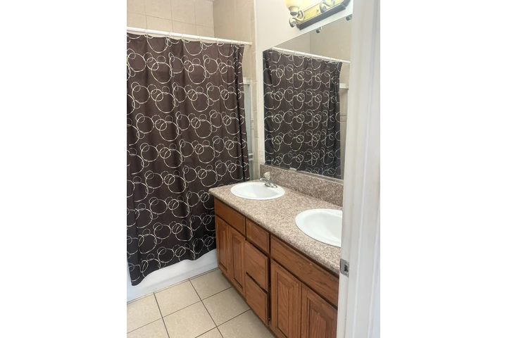 $1100 : Rento recámara en Cudahy image 1