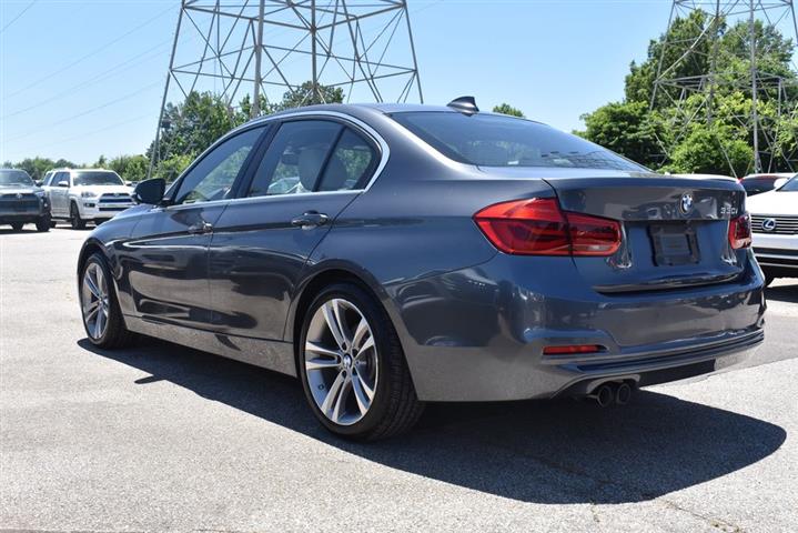 2017 BMW 3 Series 330i image 9