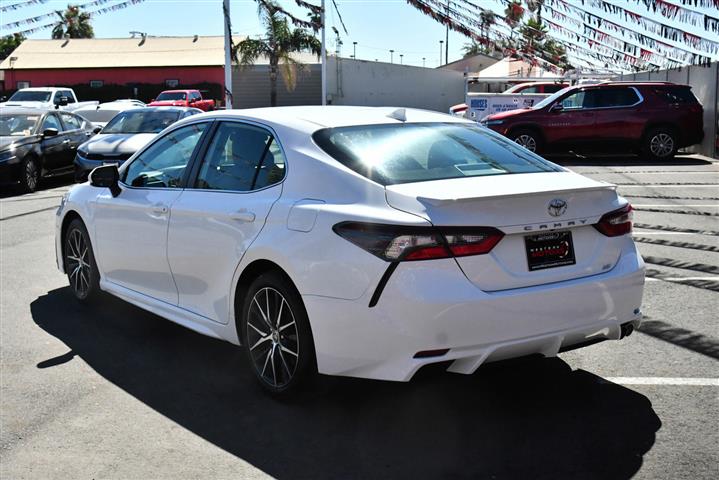 $23987 : Camry SE Sedan 4D image 6