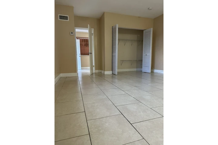 $1700 : Renta efficiency /  un cuarto image 8