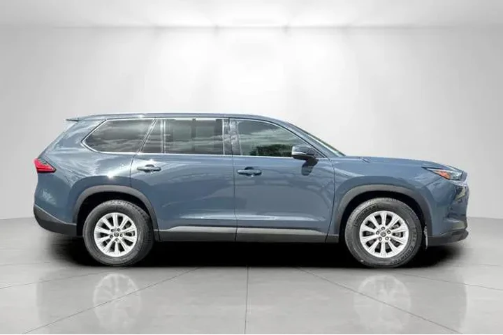 $39926 : Toyota Grand Highlander 2024 image 2