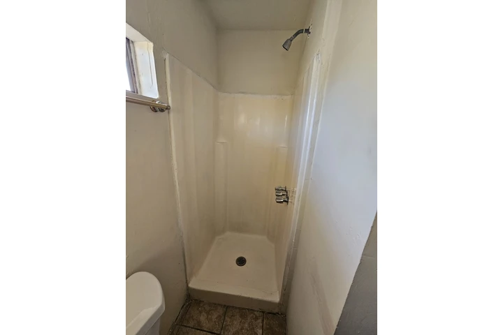 $1000 : Studio apartment for rent image 2