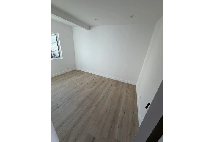 $1050 : beautifully remodeled Home image 4