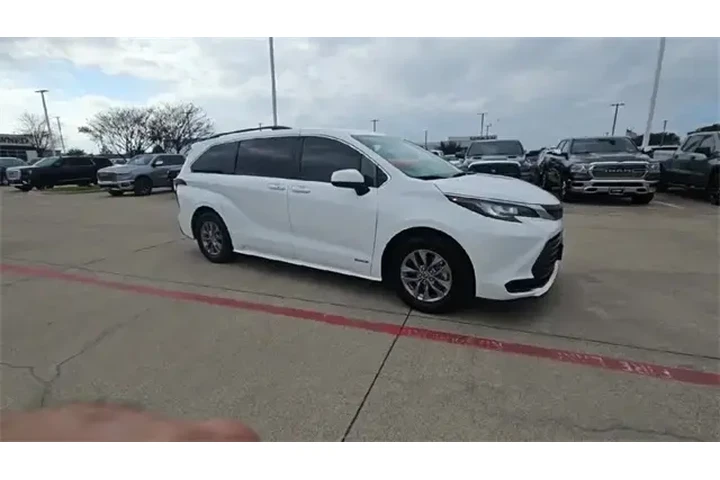 $28987 : Toyota Sienna 2021 LE 8-Pass image 2