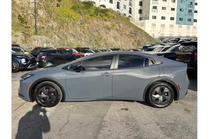 $27498 : Toyota Prius 2023 LE 4dr Hat image 3