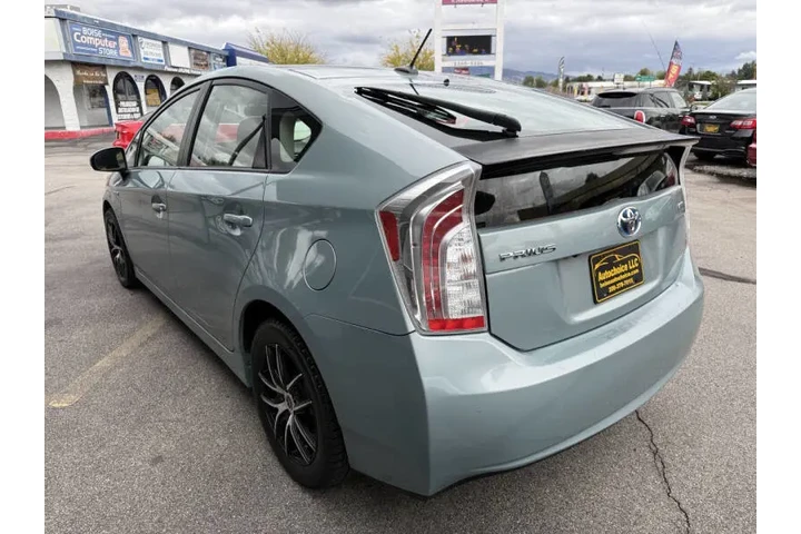 $12550 : 2013 Prius Three image 5