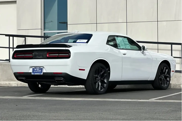 $24900 : Dodge Challenger 2023 SXT 2d image 3