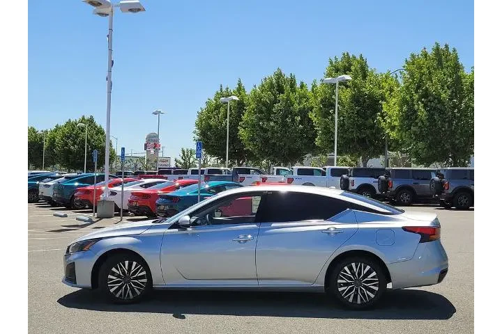 $17900 : Nissan Altima 2023 2.5 SV 4d image 7