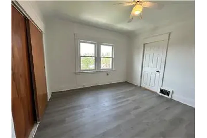 $450 : Rental property with 1 bedro image 6