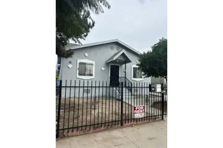 $3800 : ¡Casa Remodelada! 5-Rec/2-Bañ image 10