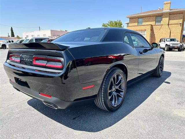 $27995 : Pre-Owned 2019 Challenger SXT image 6